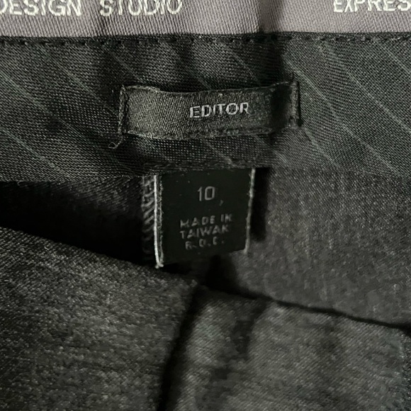 Express cropped editor pants in charcoal gray. Size 10. Buttons on side opening - Picture 3 of 4